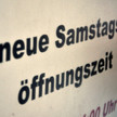 BMG erlaubt Halbtagsapotheken Schild „neue Samstagsöffnungszeit“