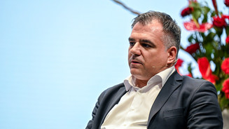 SPD: „Klares Signal für sichere Arzneimittelversorgung“ Christos Pantazis auf der Bühne