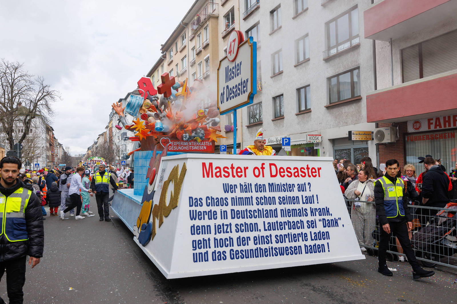 Rosenmontagszug: Apotheken-A fährt bei Lauterbach mit Rosenmontagszug: Apotheken-A fährt bei Lauterbach mit