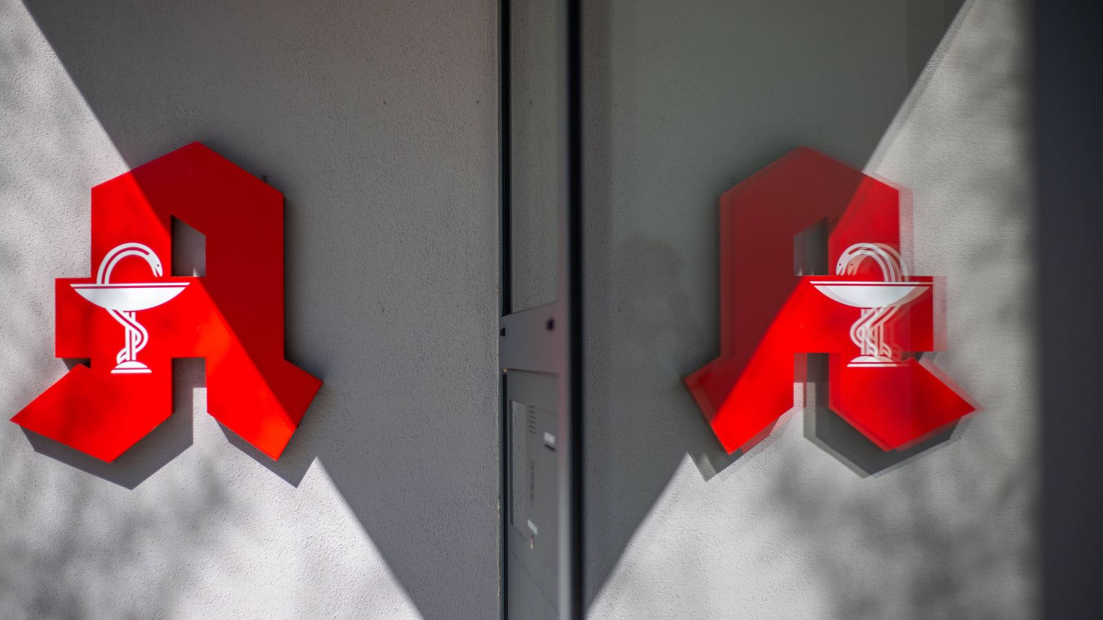 1. Halbjahr: Erstmals Rückgang bei Rx Symboldbild – Spiegelung eines Apotheken-A mit Schatten