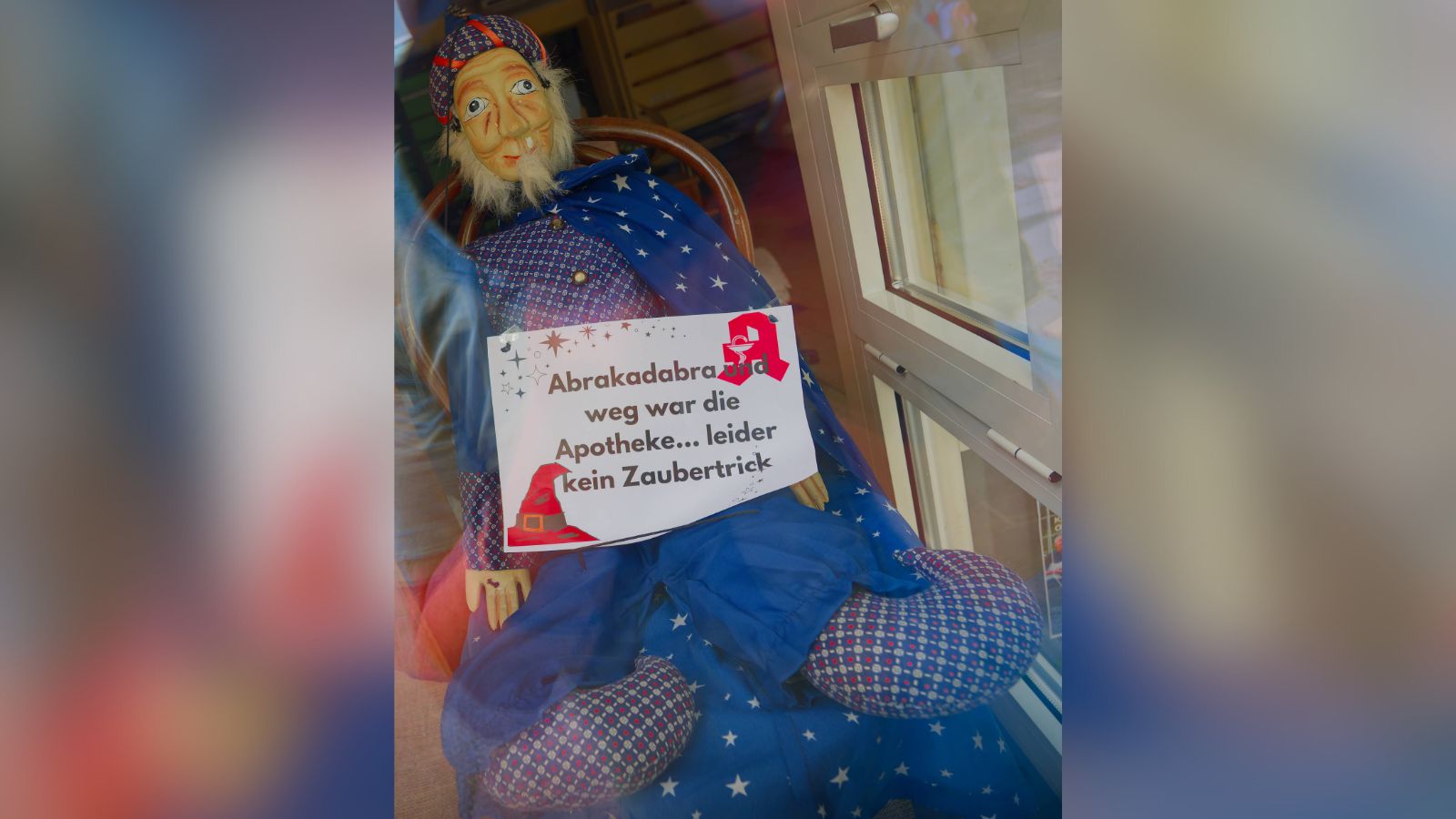 Halbjahresbilanz: Apothekenzahl weiter im Sinkflug Schaufenster einer geschlossenen Apotheke. Magierpuppe mit dem Schild: "Abrakadabra und weg war die Apotheke ... leider kein Zaubertrick"