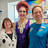 Dragqueen lächelt im Apothekenschaufenster Dragqueen lächelt im Apothekenschaufenster