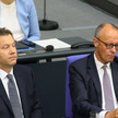 Reformkurs: Wackelt die Krankschreibung ab Tag 1? Klingbeil und Merz nebeneinander auf ihren Plätzen im Bundestag
