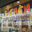 bienen apo logo fenster aa Eine Münchener Bienen-Apotheke von außen. Mehr dazu im Artikel.