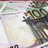 KV klagt gegen Fonds-Anbieter Symbolbild: 100 Euro Scheine auf einem Tisch