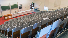 Leerer Hörsaal in der Universität.