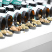 Medizinalcannabis: 58 Anbieter, 1300 Sorten Cannabisblüten in Gläsern