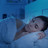 Neue Option bei stressbedingten Schlafstörungen Foto: Eine Frau liegt im Dunkeln im Bett und schläft.