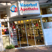Wegen Pollern: Apotheke macht samstags dicht Foto: Front der Moorhof-Apotheke in Poppenbüttel