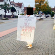 Aktionsnacht: Impfgegnerin pöbelt vor der Apotheke Frau mit Protestplakat