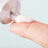Bald rezeptfrei? SAV entscheidet über Prednisolon Foto: Creme wird aus einer Aluminiumtube auf eine Fingerkuppe gedrückt.