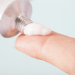 Ambroxol-Creme bei neuopathischen Schmerzen Foto: Creme wird aus einer Aluminiumtube auf eine Fingerkuppe gedrückt.