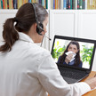Assistierte Telemedizin: Das sind die Anforderungen Symbolbild: Eine Ärztin vor einem Laptop während einer Videosprechstunde.