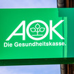 Ab 1. August: AOK verkürzt Retaxfrist Symbolbild: Schild mit AOK-Logo