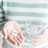 34 Millionen Präparate: Rezept-Rekord bei Erwerbstätigen Foto: Eine Person hält Kapseln in der einen und ein Wasserglas in der anderen Hand.