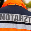 Telenotarzt-Projekt wird ausgeweitet Symbolbild: Notarzt von hinten