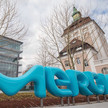 Merck: Fälscher fangen Original-Rechnungen ab Foto: Logo des Herstellers Merck beim Innovationszentrum.