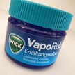 Wick Vaporub kommt mit Applikator Foto: Wick Vaporub Erkältungssalbe