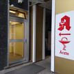 Abrechnungsbetrug: 500.000 Euro Schaden durch Apotheken Symbolbild: Hinweisschild auf Arztpraxis und Apotheke