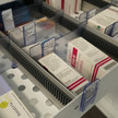 Impfstoffe: Lieferengpässe und Alternativen Impfstoffe gelagert im Apotheken-Kühlschrank
