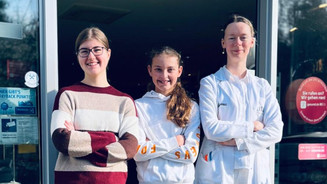 Drei Praktikantinnen: „Beste Werbung für Apotheke“ Drei junge Frauen vor der Apotheke.