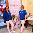 „Wichtiger denn je, unternehmerisch zu denken" Foto: Inhaberin Uta Mühle (rechts) mit PTA Stefanie Breithaupt in der Schmetterling-Apotheke in Gotha vor einem Plakat des Vereins Babyfreundliche Apotheke