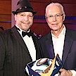 Franz Beckenbauer signiert Fußball zugunsten Apotheker helfen e.V.