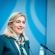 Abwasser-Richtlinie: Warken will „praxistaugliche Umsetzung“ Nina Warken am Podium