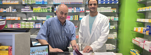 Apotheker muss als PKA arbeiten Apotheker Gunter Wagner mit dem ägyptischen Kollegen Samy Shalaby.