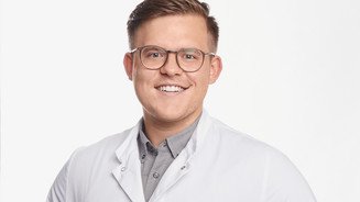 Ab in die Notaufnahme: Apotheker entdeckt Hypertonie Apotheker Johannes Jokiel lächelt.