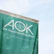 Abrechnungsbetrug: AOK holt 43 Millionen Euro zurück Foto: Fahne mit AOK-Logo