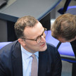 Spahn: „Die meisten Vorwürfe sind entkräftet“ Das Foto zeigt den Unionsfraktionsvize Jens Spahn auf seinem Platz im Plenum.
