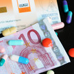 dak-geld-pillen-eh Pillen, Geld und Krankenkassenkarte