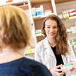 Trotz Schließungen: PTA bleibt zukunftsfähig Eine PTA berät eine Kundin in der Apotheke.