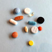 Engpässe: Jeder dritte Verbraucher betroffen Symbolbild: Verschiedene Tabletten und Kapseln auf einem Tisch.