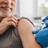 Influenza/Covid-19: Kombi-Impfstoff zugelassen Älterer Mann wird geimpft