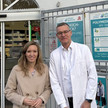 Inhaber: „‚Schmerzpunkte‘ müssen ausgeräumt werden“ Foto: Dr. Ottilie Klein und Joachim Stolle vor der Pfauen Apotheke