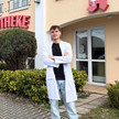 Inhaber mit 25: „Es war der richtige Schritt“ Foto: Inhaber Marcel William Arndt vor der Apotheke im Ärztezentrum Offenbach am Main