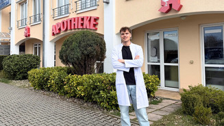 Inhaber mit 25: „Es war der richtige Schritt“ Foto: Inhaber Marcel William Arndt vor der Apotheke im Ärztezentrum Offenbach am Main