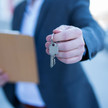 Apothekenübergabe: Wann verkaufen, wie vorbereiten Symbolbild, Mann im Anzug übergibt Schlüssel
