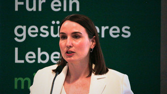 Schenk: „Wirtschaftswachstum braucht gesunde Menschen“ Die thüringischen Gesundheitsministerin Katharina Schenk spricht auf dem Podium