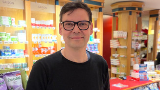 Botendienst im Apotheken-Notdienst Apotheker Christian Richter lächelt in seiner Apotheke.