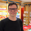 Botendienst im Apotheken-Notdienst Apotheker Christian Richter lächelt in seiner Apotheke.