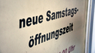 Das Sterben der Samstags-Apotheken Symbolbild: Schild mit der Aufschrift: „Neue Samstagsöffnungszeit“