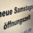 Das Sterben der Samstags-Apotheken Symbolbild: Schild mit der Aufschrift: „Neue Samstagsöffnungszeit“