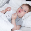 Pseudokrupp: Bellender Husten mit Atemnot Kind im Bett hustet.