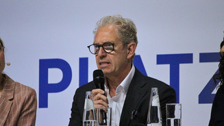 Gassen scherzt über Apotheken-Leistungen Andreas Gassen spricht auf dem Podium