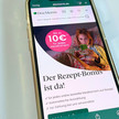 DocMorris: Bis zu 15 Euro pro Medikament Foto: Ein Smartphone, die Aktionsseite zum Rezeptbonus von DocMorris ist zu sehen.