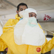 Ebola breitet sich schnell aus, Gilead schickt Remdesivir Symbolbild: Personal in Schutzausrüstung