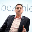 Kassen warnen vor Einknicken vor Pharma und Ärzten Oliver Blatt auf der Bühne
